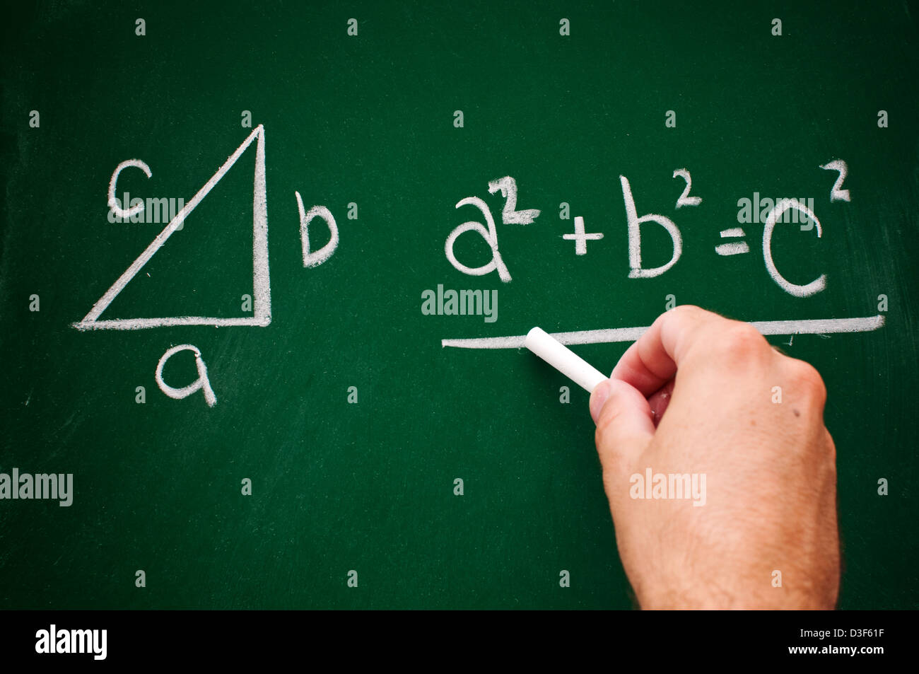 Théorème de Pythagore a esquissé avec craie blanche sur un tableau Banque D'Images