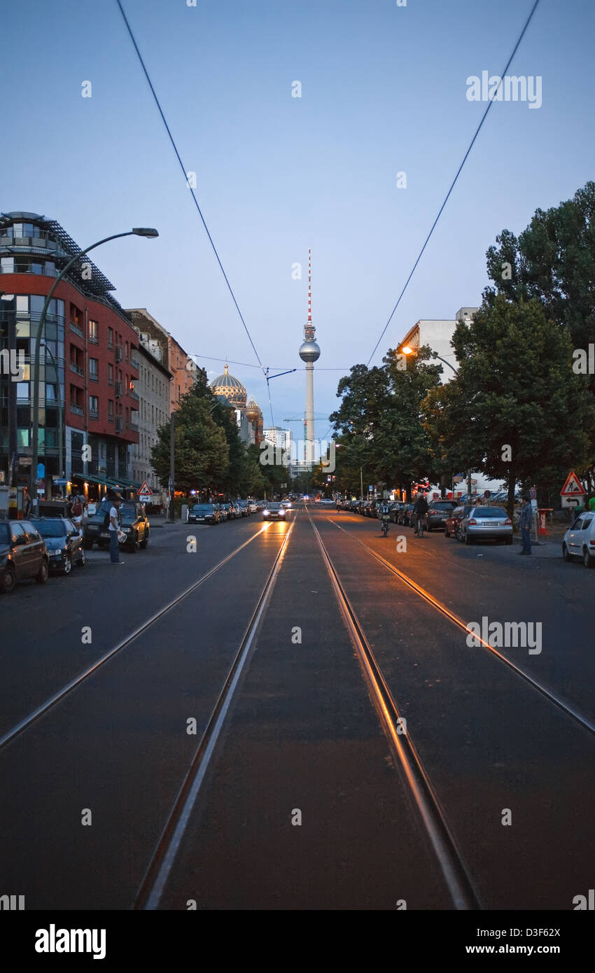 Berlin, Allemagne, l'Oranienburgstrasse soir vers la tour de télévision Banque D'Images