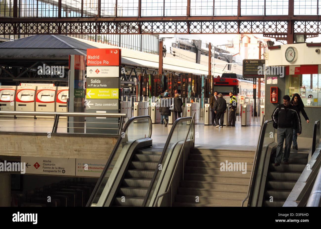Madrid Espagne l'intérieur de la gare Principe Pio Banque D'Images