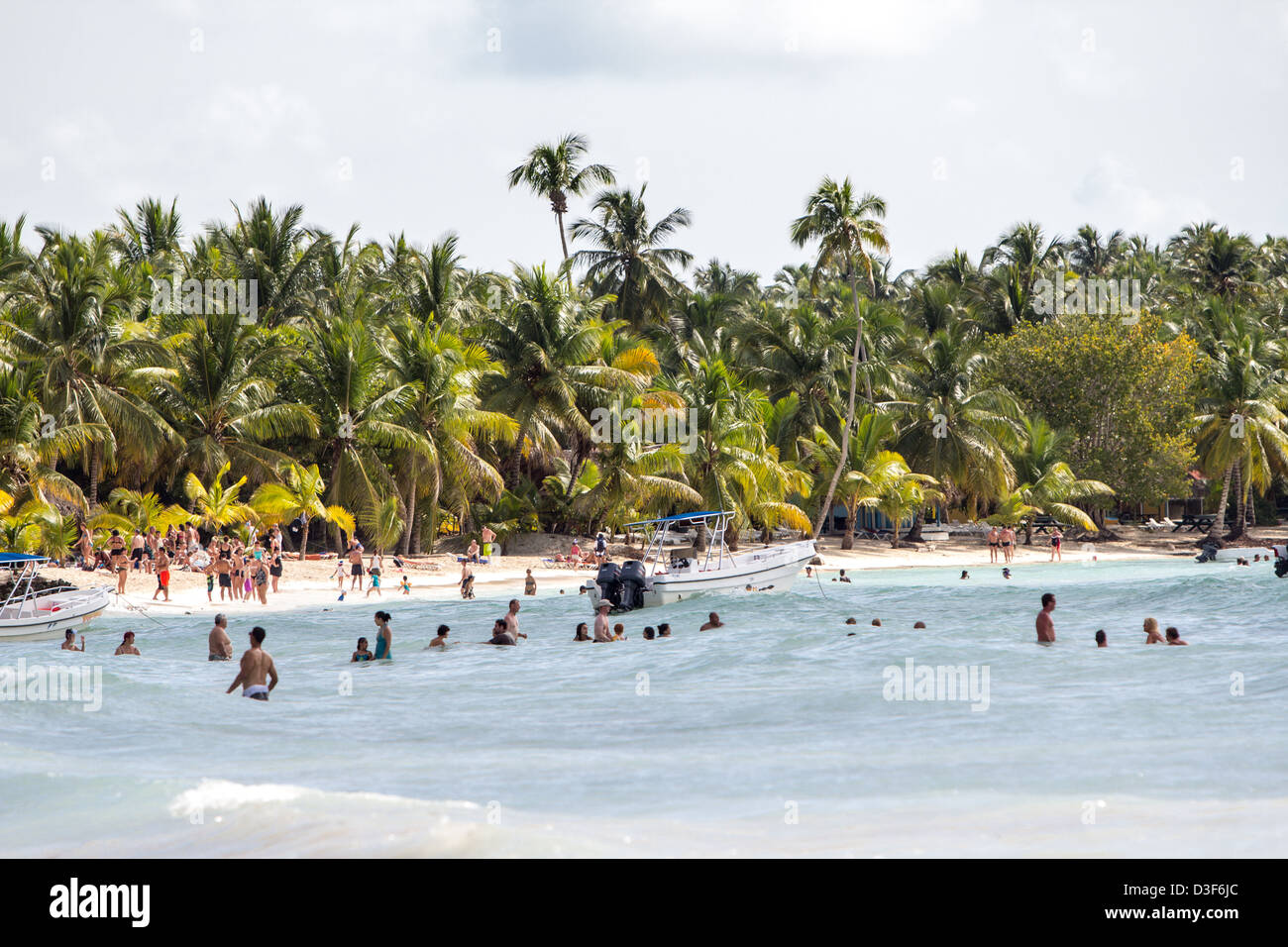 Les gens se baigner dans la mer des Caraïbes, l'île de Saona, République Dominicaine Banque D'Images