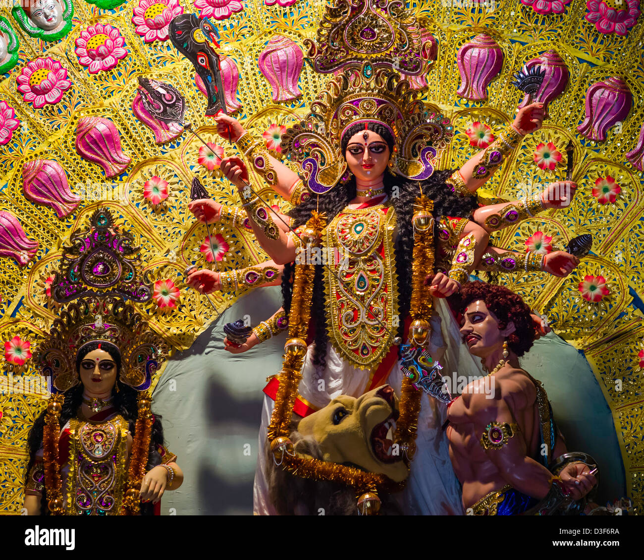 La déesse Durga, un affichage moderne, pandal, lors de la fête hindoue de Durga Puja, Kolkata, Inde. Banque D'Images