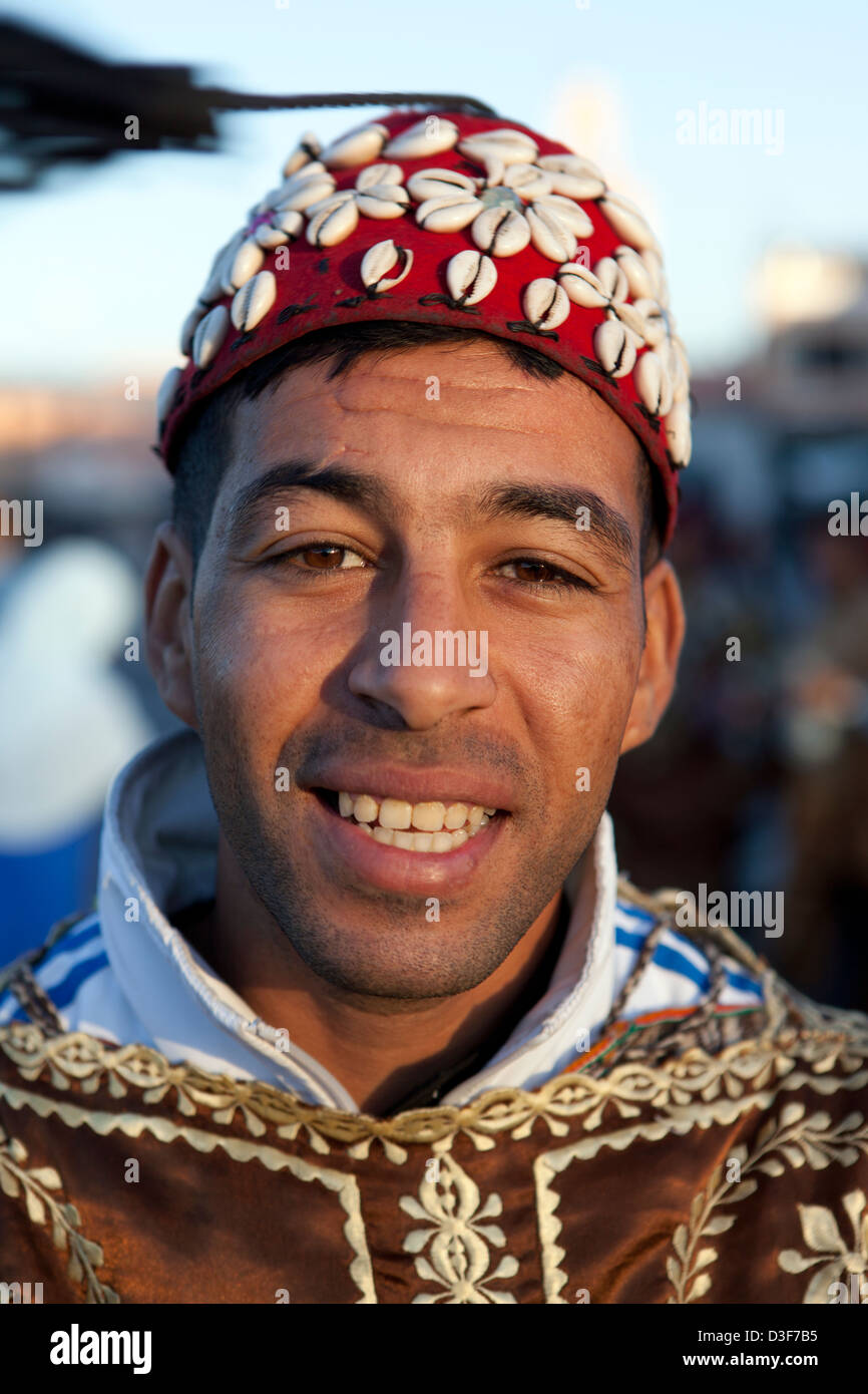 Le Maroc, Marrakech, Marocain homme posant pour les touristes à la