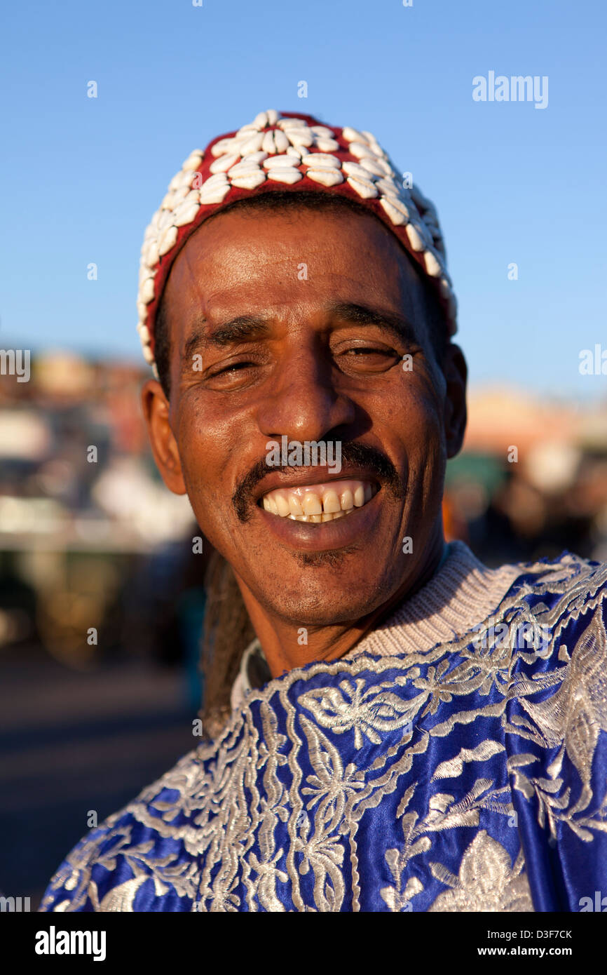 Le Maroc, Marrakech, Marocain homme posant pour les touristes à la