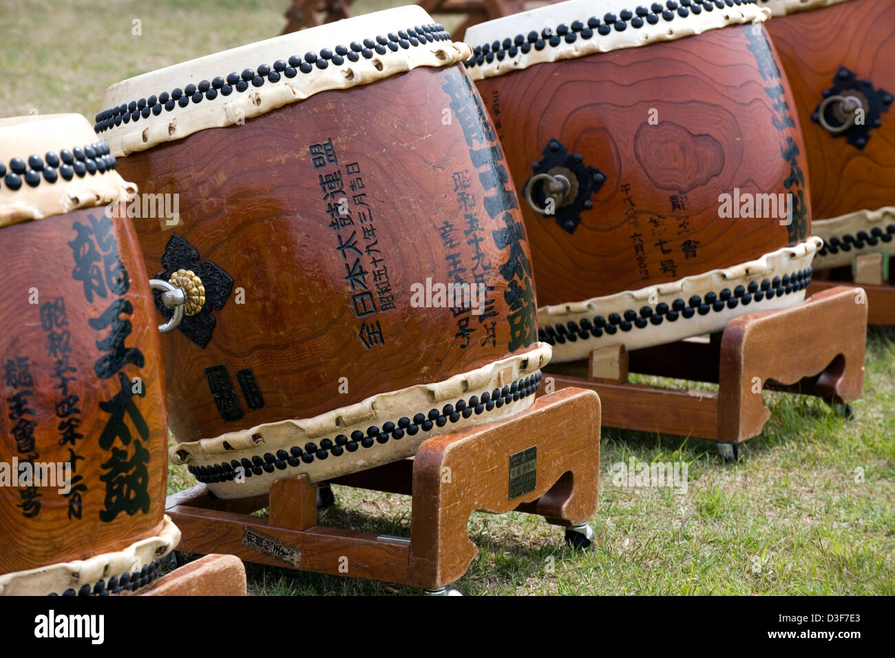 Une rangée de fûts en bois traditionnel japonais etalon avec caractère kanji écrit sur eux utilisés pour les festivals. Banque D'Images