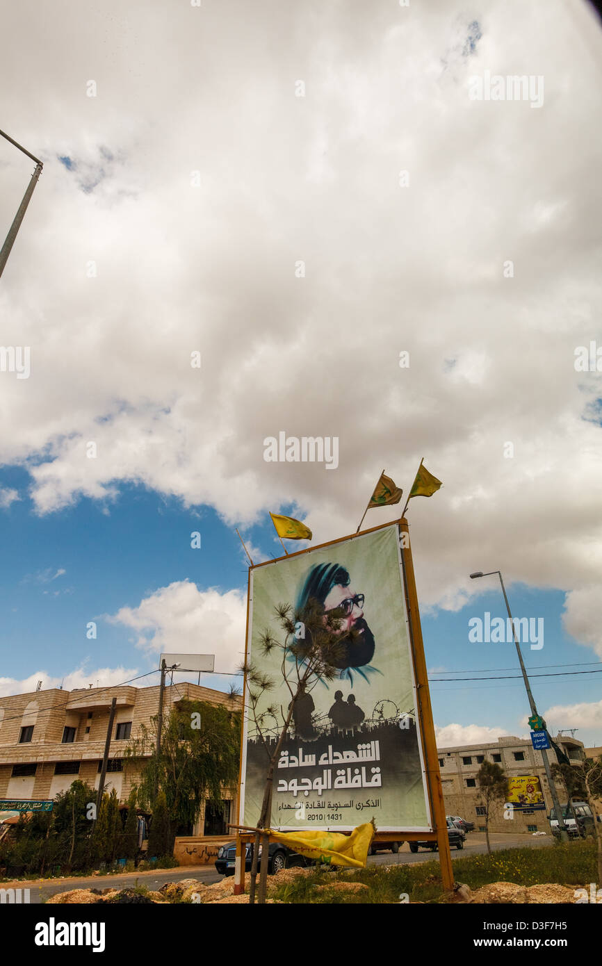 Des panneaux publicitaires de drapeaux du Hezbollah Hassan Nasrallah sous par l'autoroute dans la vallée de la Bekaa, au Liban. Banque D'Images