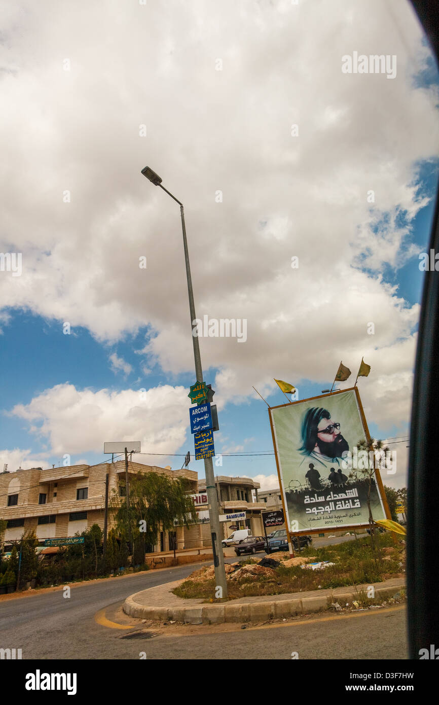 Des panneaux publicitaires de drapeaux du Hezbollah Hassan Nasrallah sous par l'autoroute dans la vallée de la Bekaa, au Liban. Banque D'Images