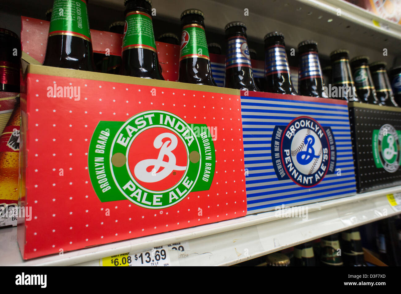 Six-pack de Brooklyn Brewery beer sont vus sur une étagère de magasin d'épicerie à New York Banque D'Images