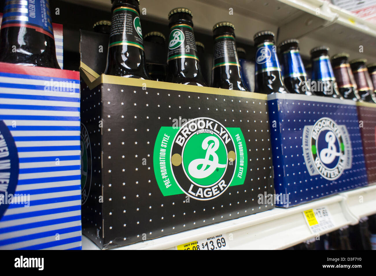 Six-pack de Brooklyn Brewery beer sont vus sur une étagère de magasin d'épicerie à New York Banque D'Images