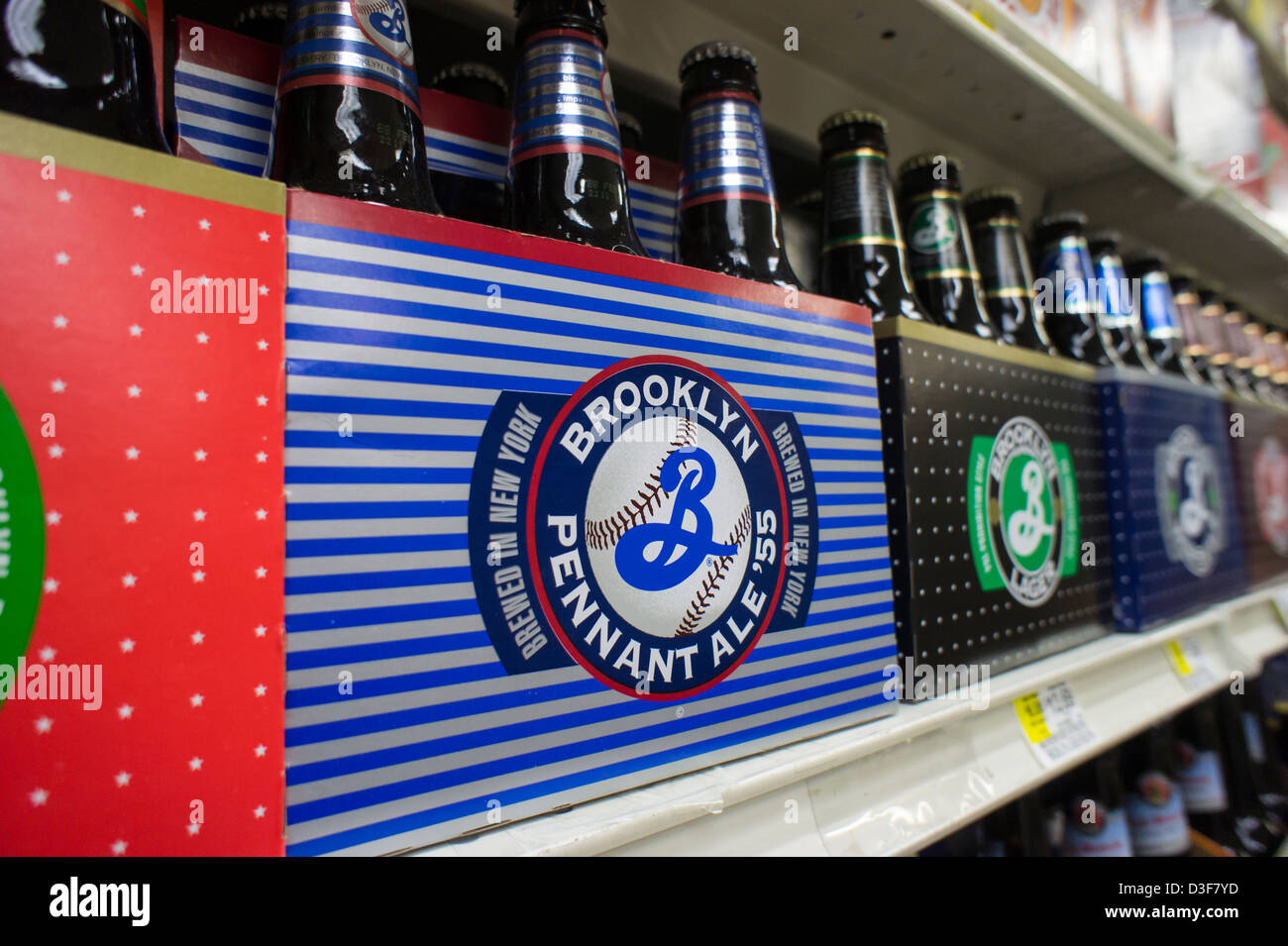 Six-pack de Brooklyn Brewery beer sont vus sur une étagère de magasin d'épicerie à New York Banque D'Images