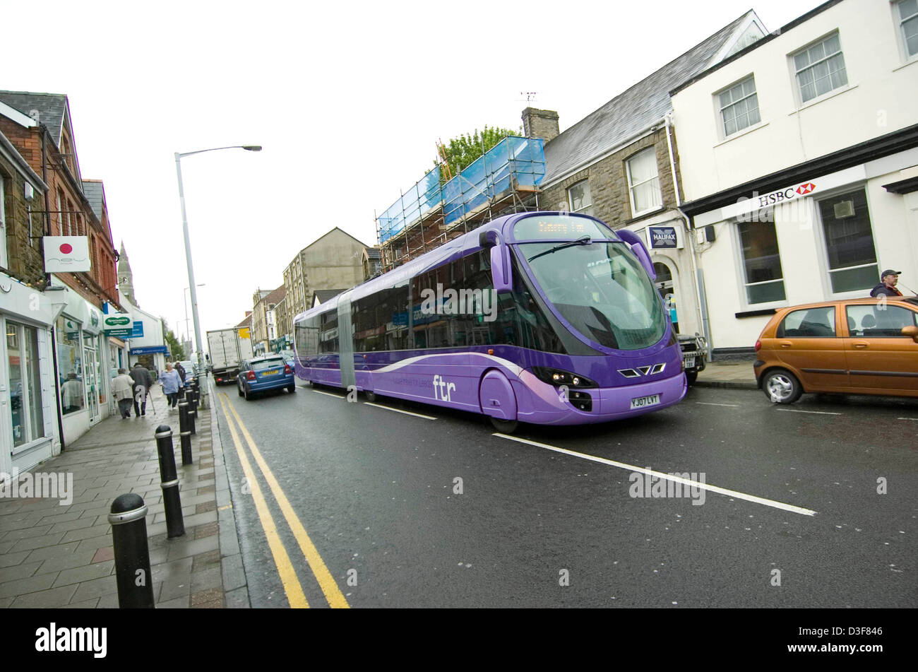 Les Bus modernes Bendy négocie l'étroite rue Woodfield à Morriston sur un essai de route à travers la ville. Banque D'Images