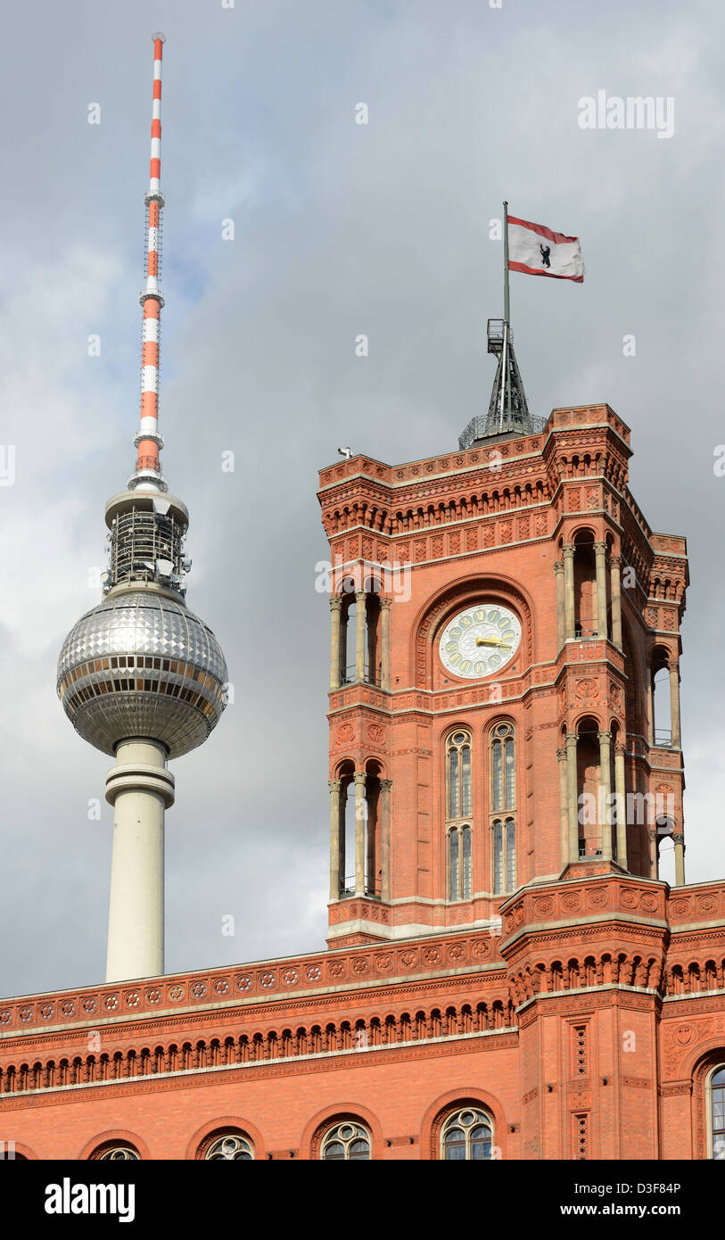 Rotes Rathaus (hôtel de ville rouge) et la tour de télévision de Berlin, Allemagne Banque D'Images