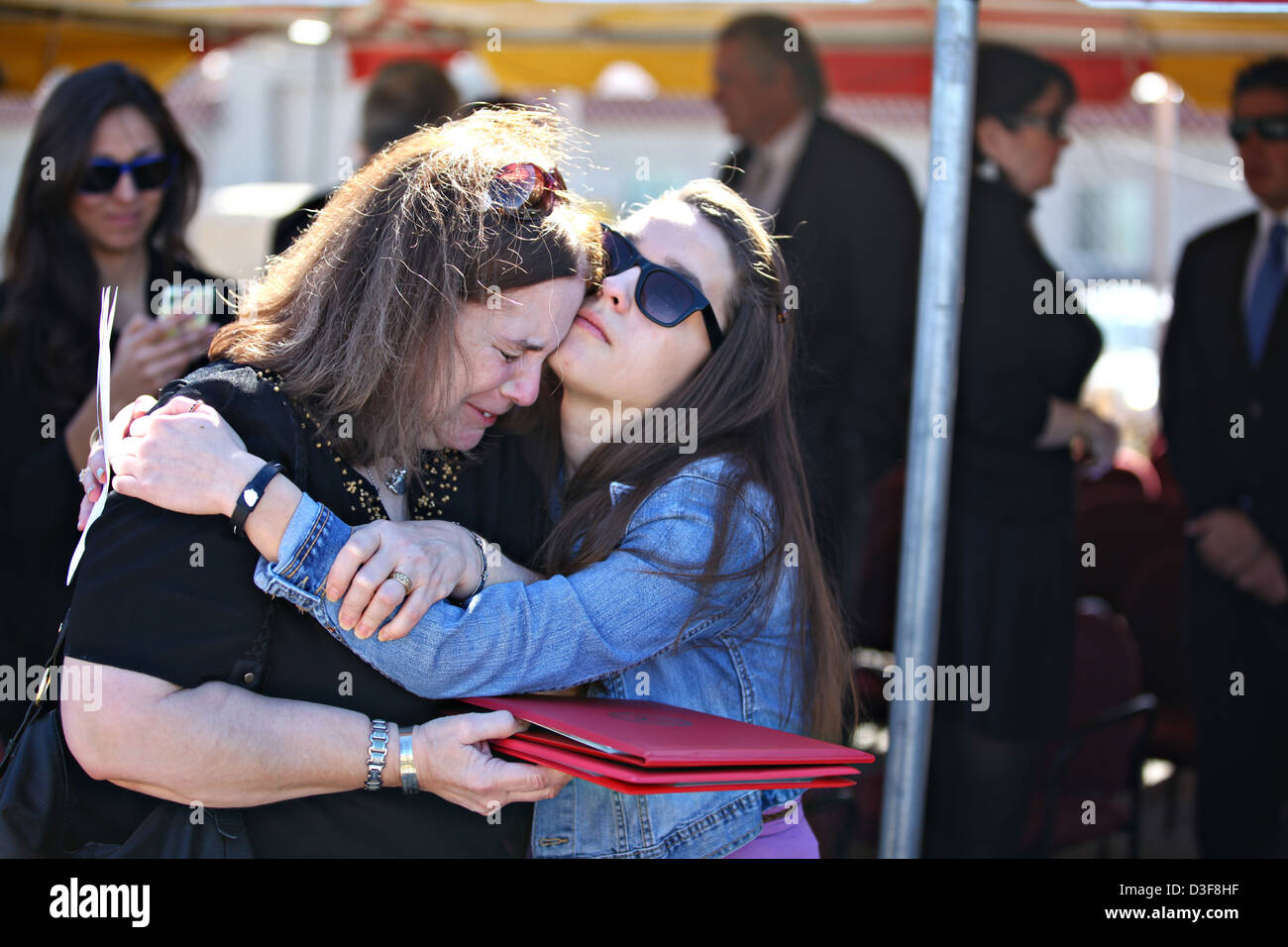 Anna Stacey, soeur de Sgt. William Stacey, épouse sa mère Robin Stacey lors d'une cérémonie à l'attribution à titre posthume la Médaille de l'Étoile de bronze avec vaillance à Stacey, 15 février 2013 à Camp Pendleton, CA. Le Sgt. Stacey a été tué en action dans la province d'Helmand, en Afghanistan. Banque D'Images