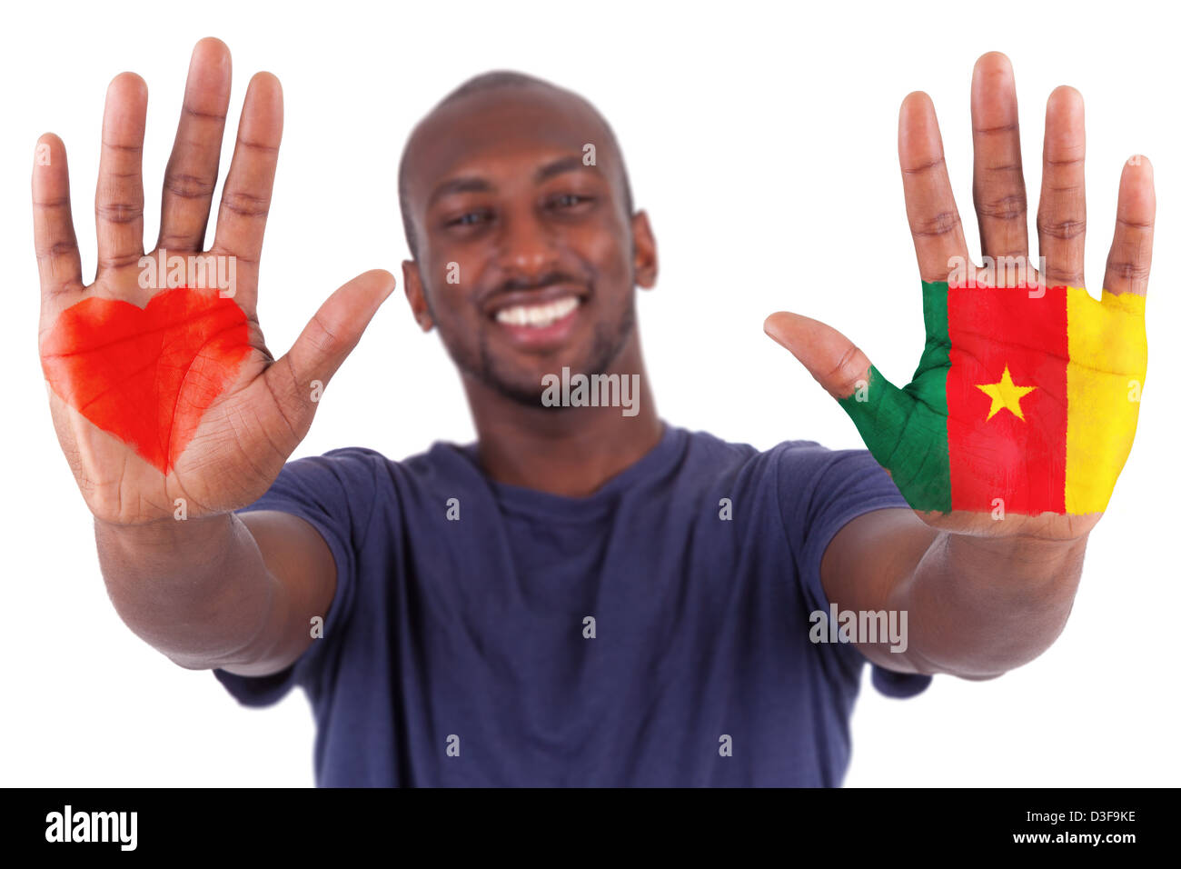 Homme africain les mains avec un coeur peint et le Cameroun drapeau, j'aime le Cameroun concept, isolé sur fond blanc Banque D'Images
