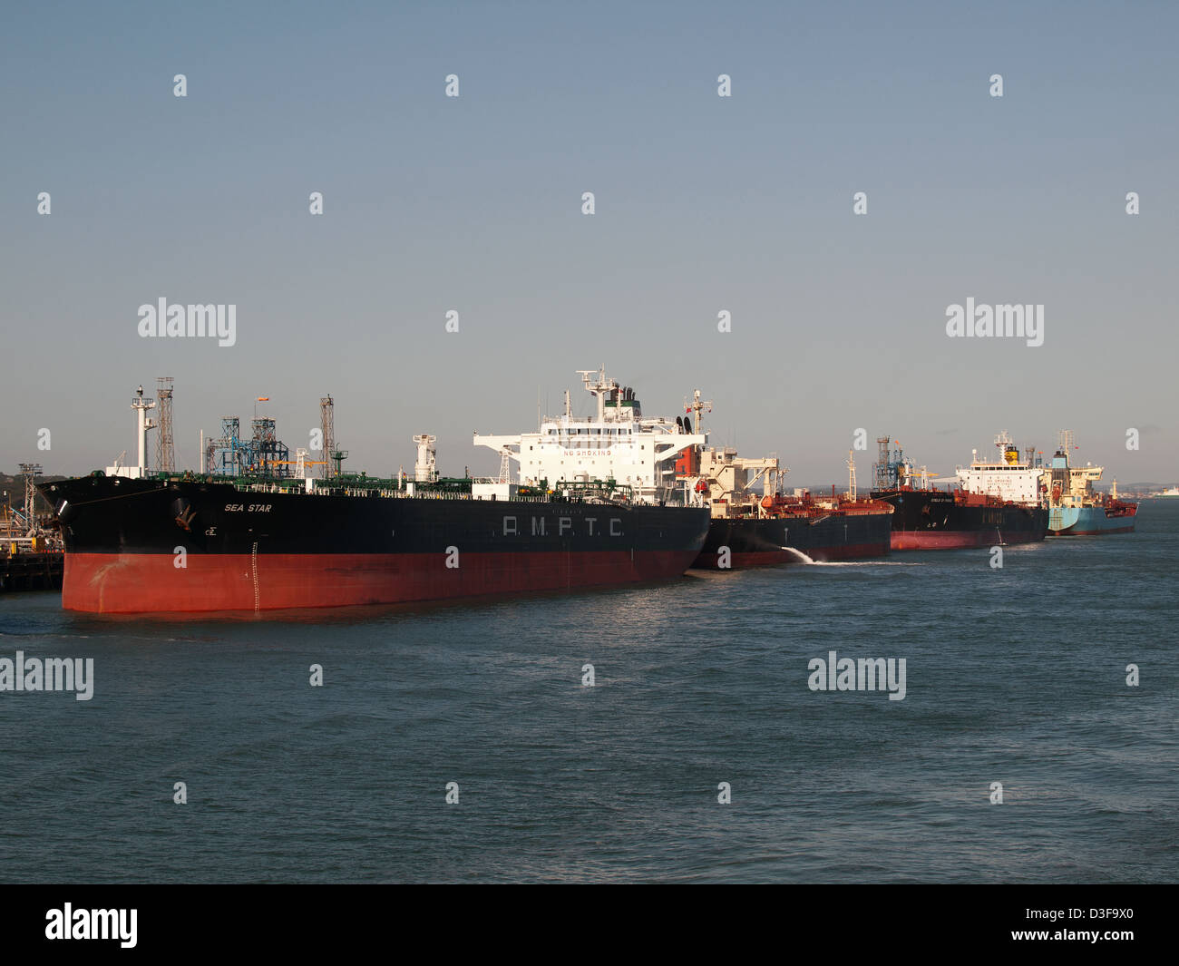 La ligne des pétroliers amarrés à la raffinerie Esso Fawley Hampshire England UK Banque D'Images