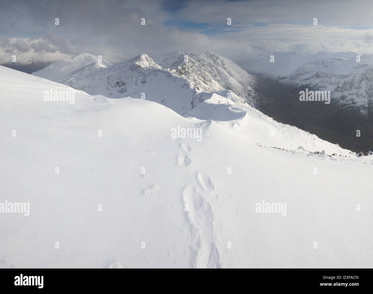 Sgorr Fiannaidh empreintes sur nam, menant vers l'Aonach Eagach Ridge, Glencoe, les Highlands écossais Banque D'Images