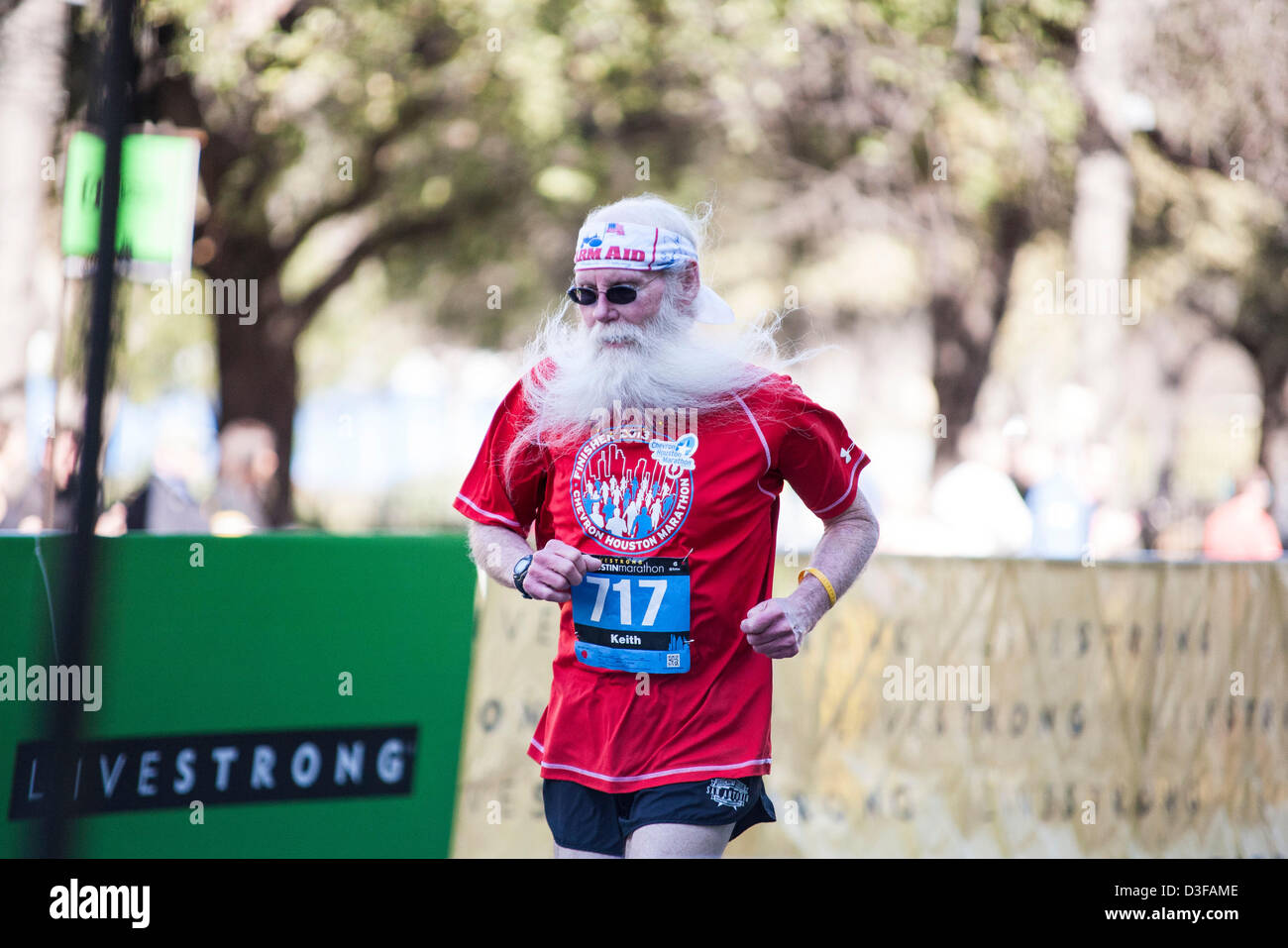 17 févr. 2013 - Austin, Texas, États-Unis - Austin Marathon participants viennent de franchir la ligne d'après 26,2 mile run. (Crédit Image : © Sandra Dahdah/ZUMAPRESS.com) Banque D'Images