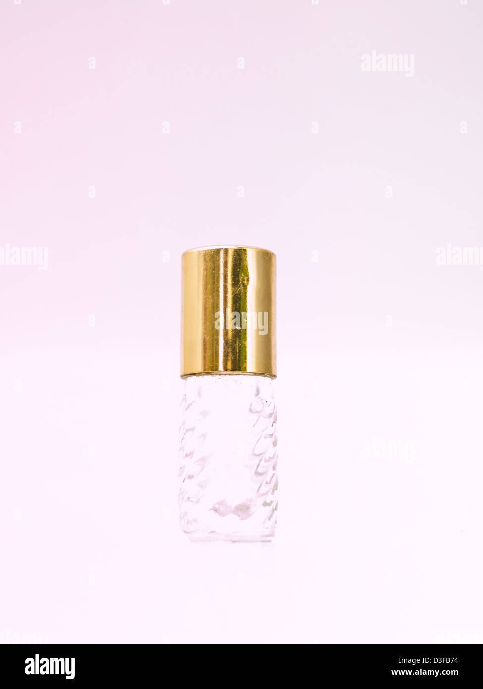 Un petit contenant en verre avec couvercle en métal isolé sur fond blanc Banque D'Images