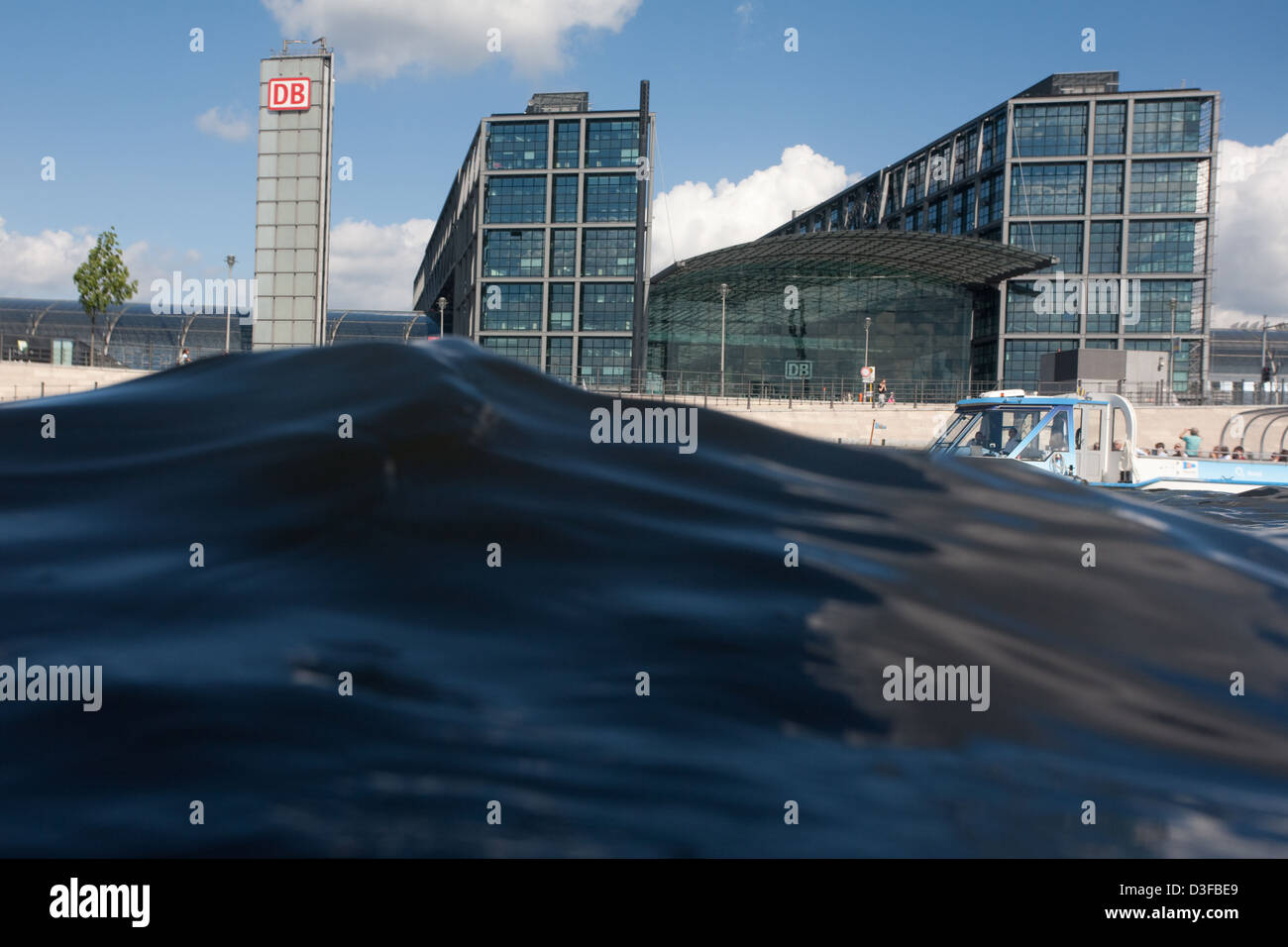 Berlin, Allemagne, les vagues en face de la gare principale de la Spree Banque D'Images