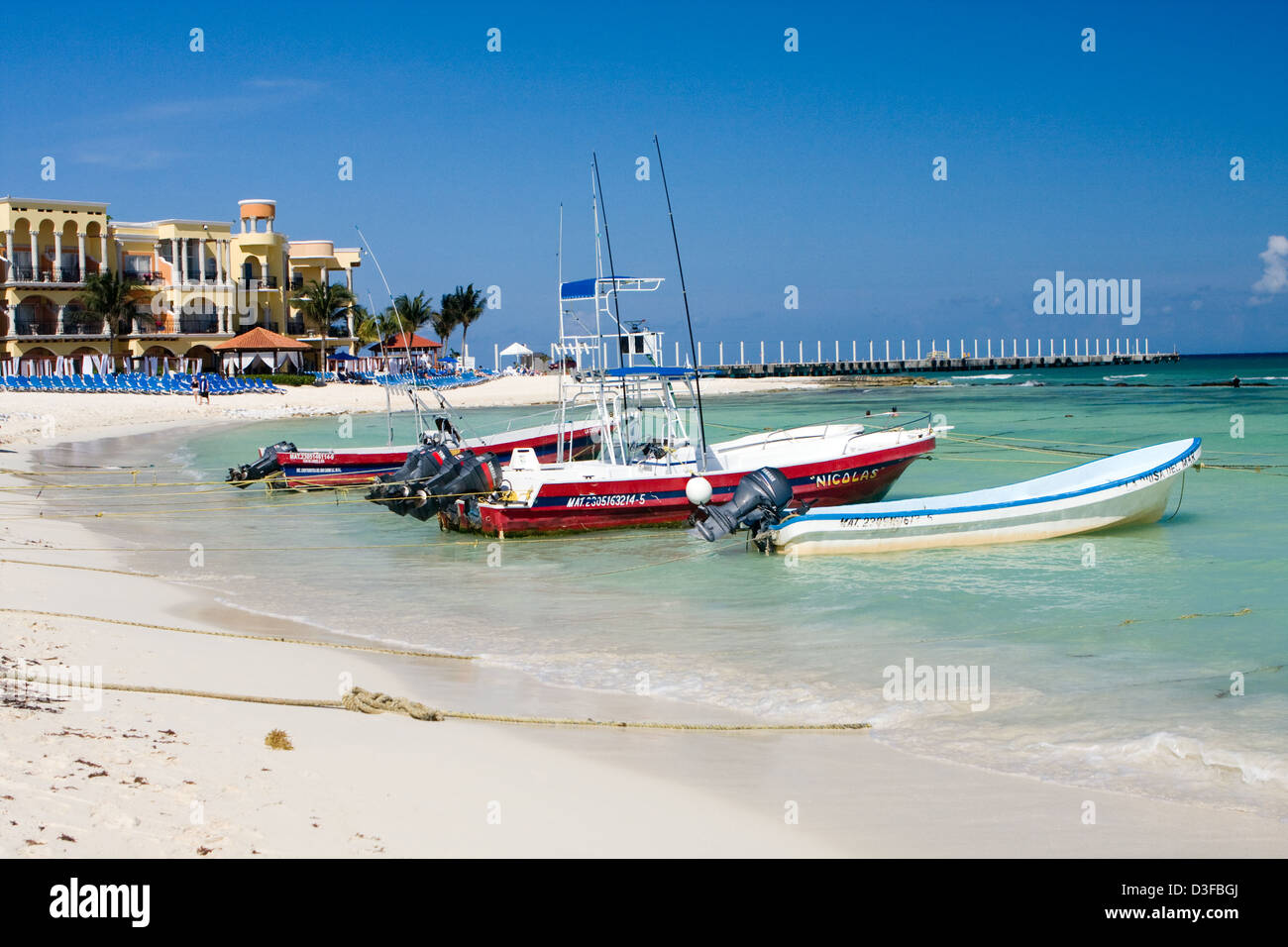 Les bateaux de pêche amarrés sur la plage au Mexique Banque D'Images