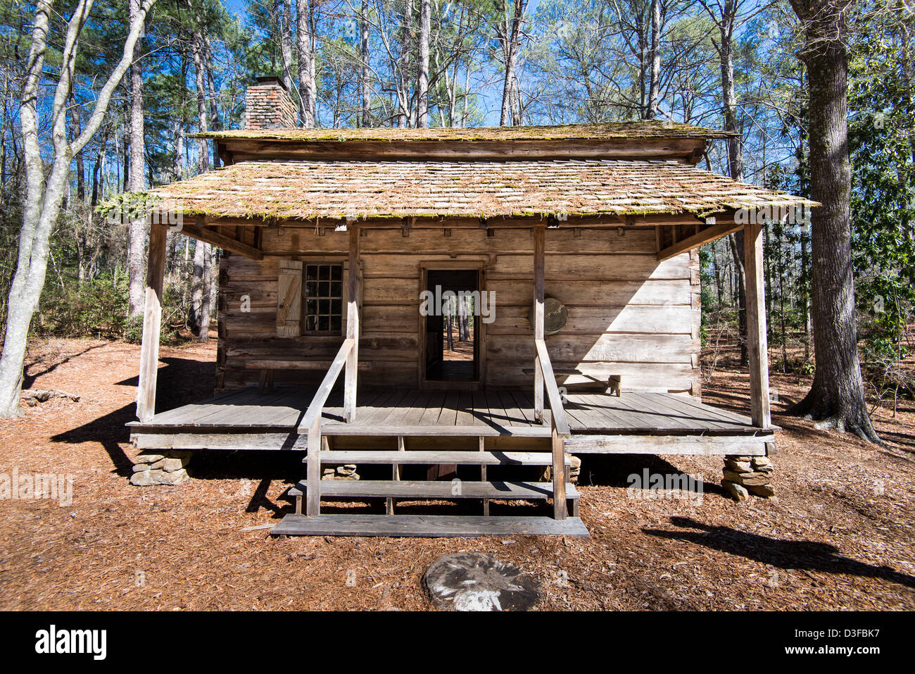 Cette main-taillées Longleaf pine log cabin a été construit autour de 1830 imoved à Callaway Gardens, Pine Mountain, Georgia en 1959. Banque D'Images