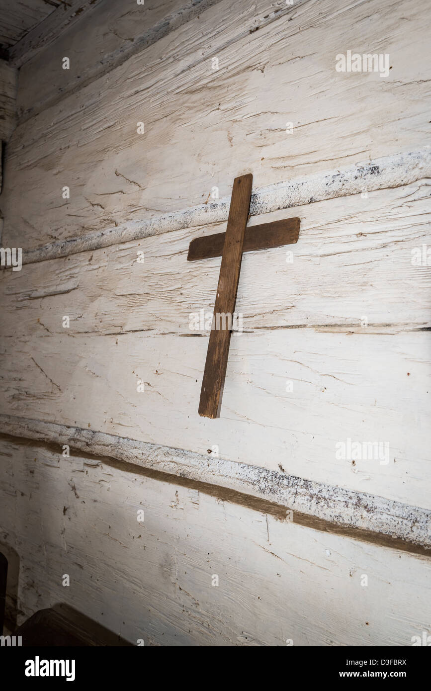 Une croix est suspendu sur le mur de ce pin des marais taillées à la main la cabane qui a été construit autour de 1830 dans le comté de Nantes, la Géorgie et s'installe à Callaway Gardens, en 1959. Banque D'Images