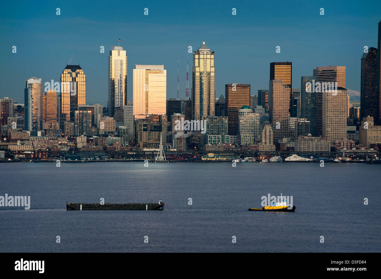 Une belle Seattle, Washington coucher du soleil surplombant la baie Elliott avec des bacs et des remorqueurs criss traversent la région de Puget Sound. Banque D'Images