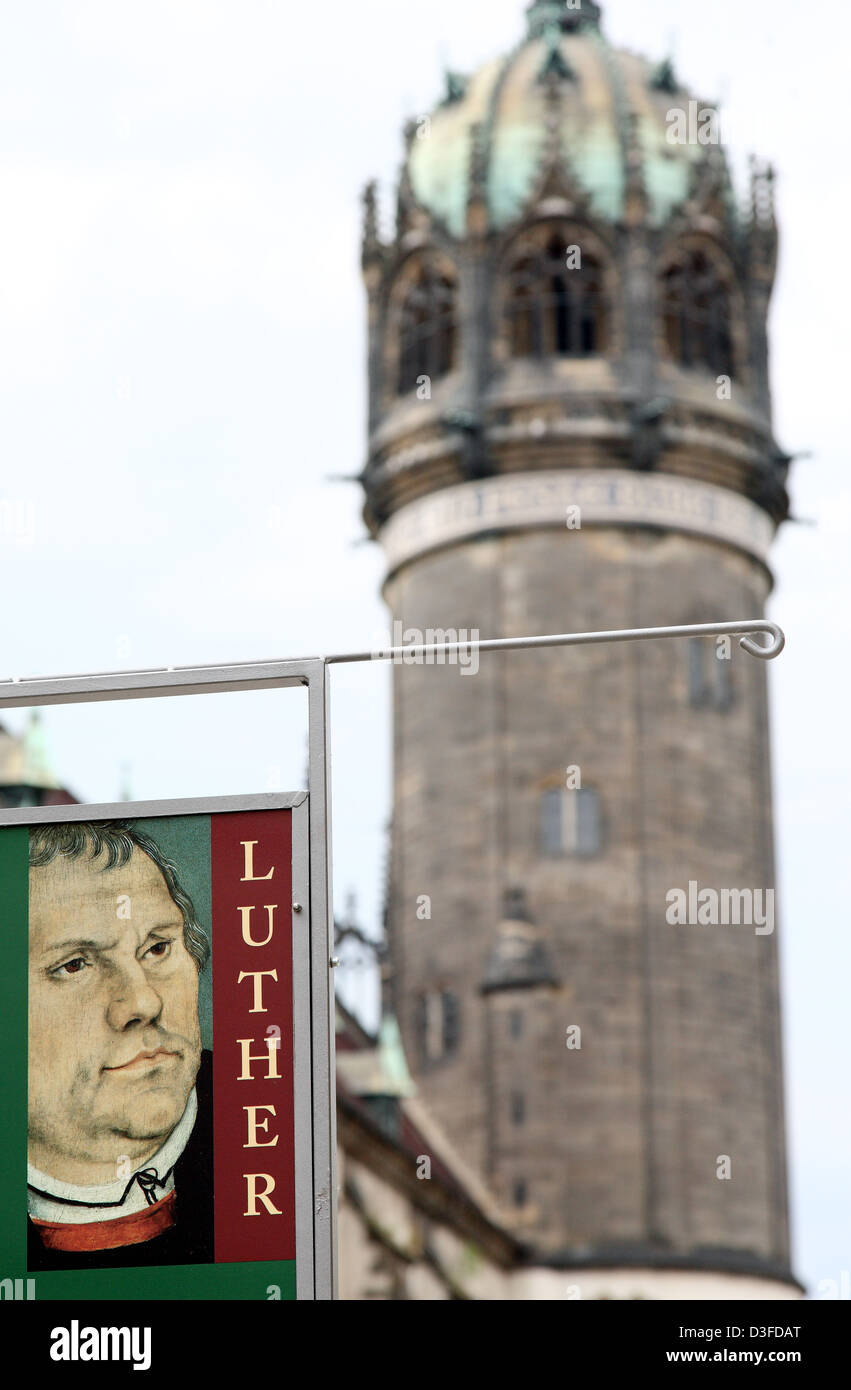 Wittenberg, Allemagne, la tour de l'église du château et un poster de Martin Luther à Banque D'Images