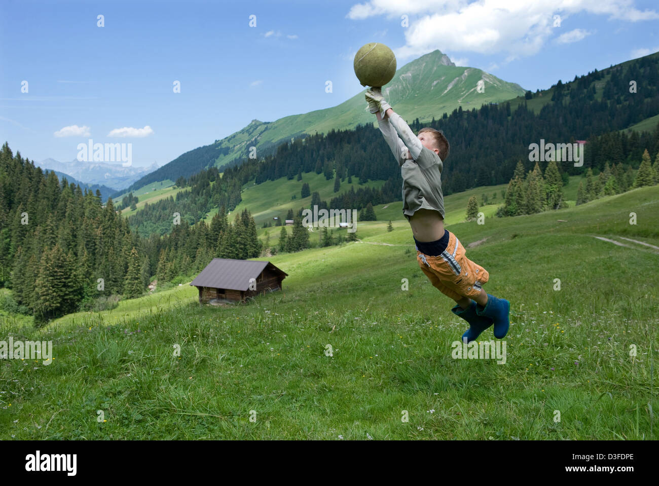 Blatti Alm, Suisse, un garçon joue ball Banque D'Images