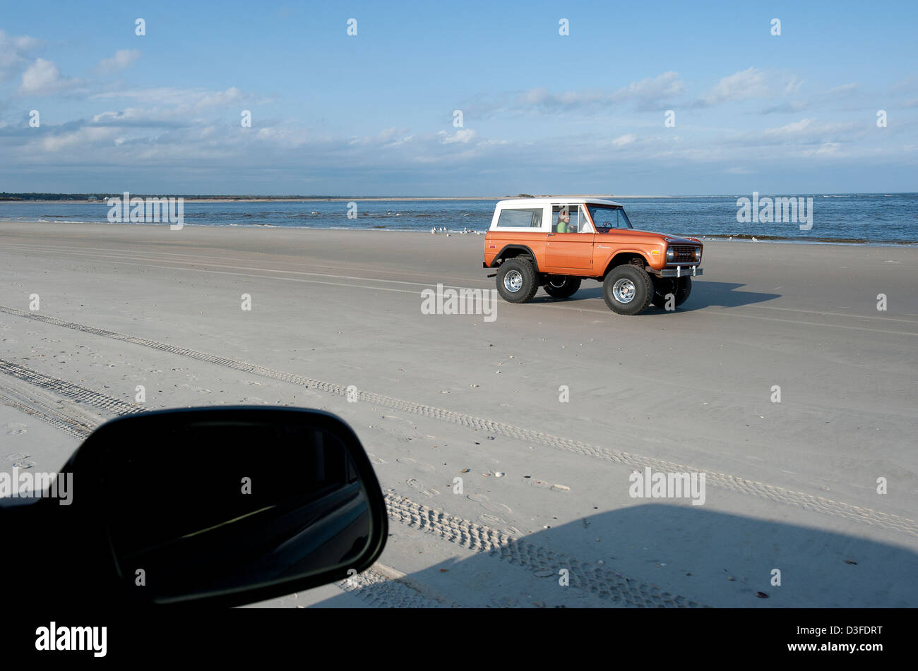 Quatre wheeling sur la plage publique. Banque D'Images