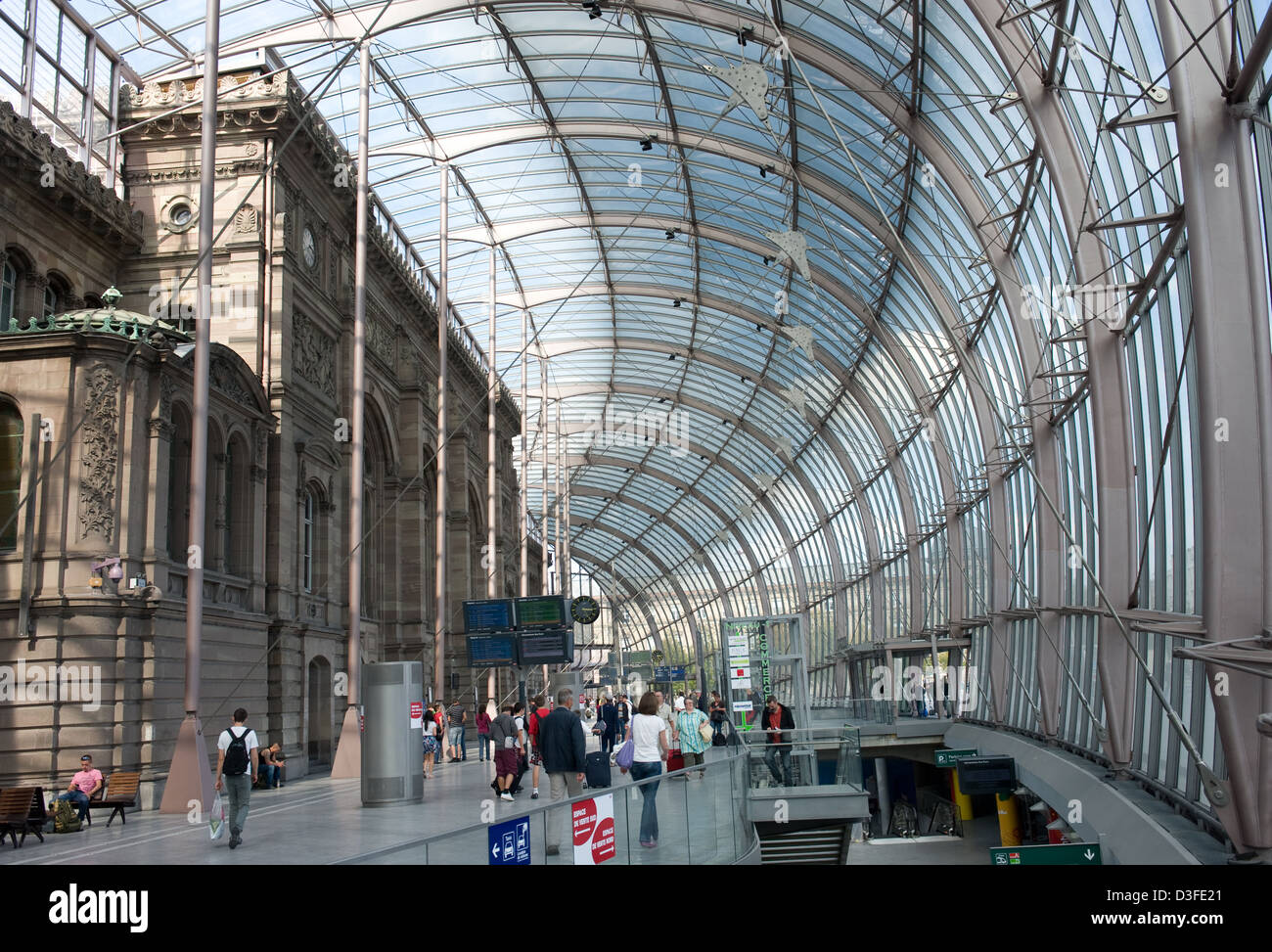 Strasbourg, France, de la Gare de Strasbourg sous la nouvelle coupole de  verre Photo Stock - Alamy