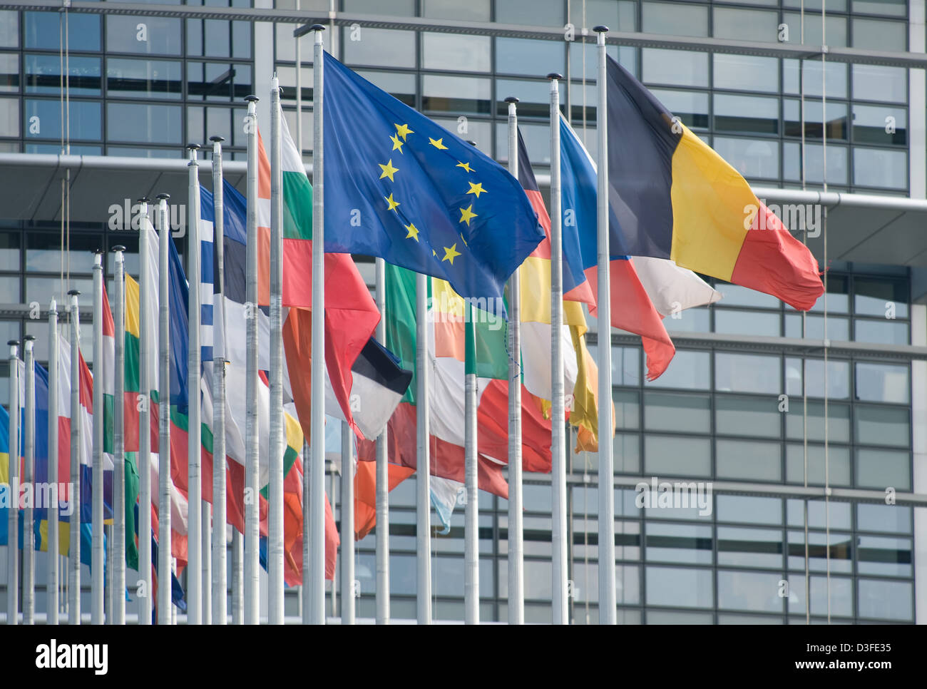 Strasbourg, France, les drapeaux des États membres de l'UE devant le Parlement européen Banque D'Images