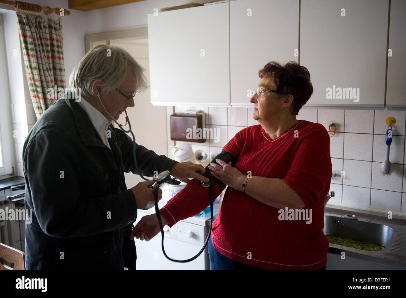 Görwihl, Allemagne, un médecin de campagne dans son travail quotidien, visite à domicile Banque D'Images