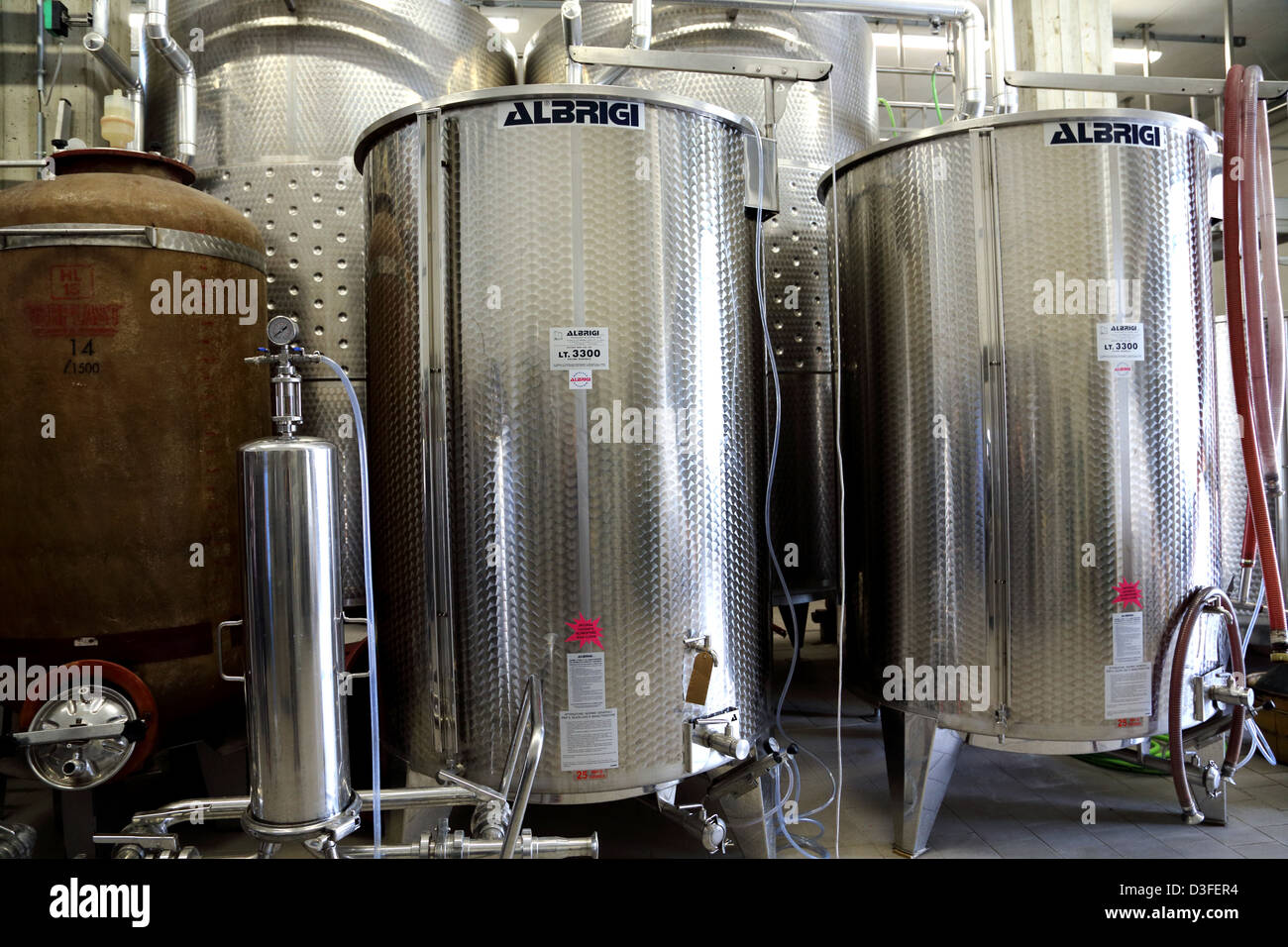Des conteneurs en acier inoxydable utilisés dans la production de vin en Italie Banque D'Images