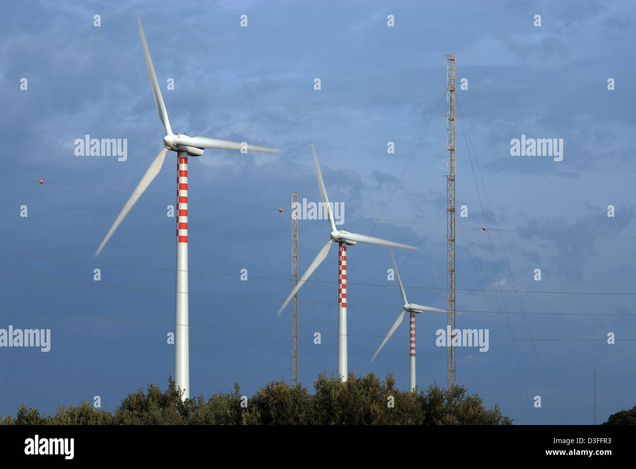 Porto Torres, Italie, pylônes et les roues du vent de la source d'énergie électrique Enel SpA Banque D'Images