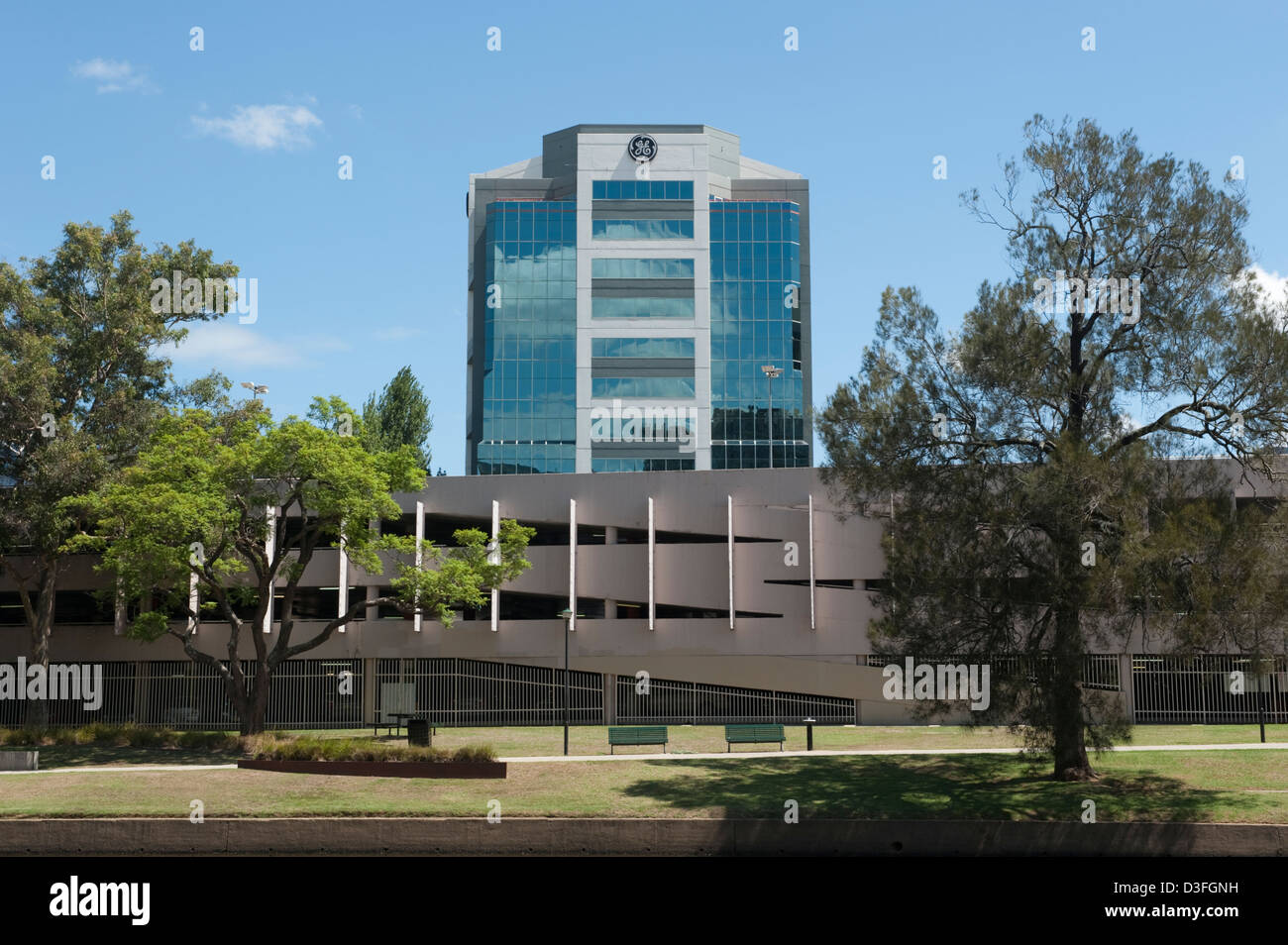 Parking et bureaux le long de la rivière Parramatta Banque D'Images