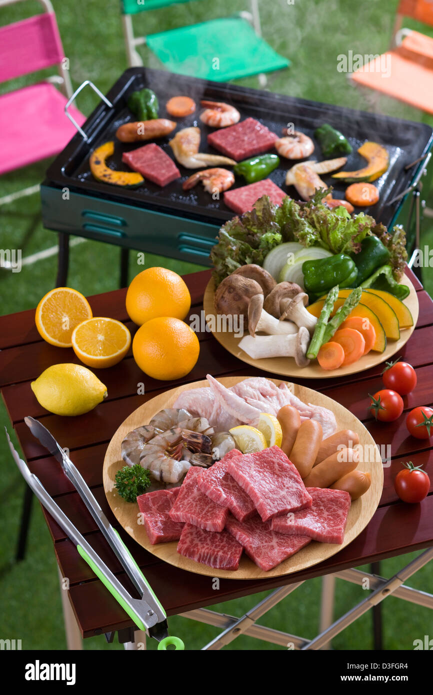 La viande et de légumes sur la table pour le Barbecue Banque D'Images