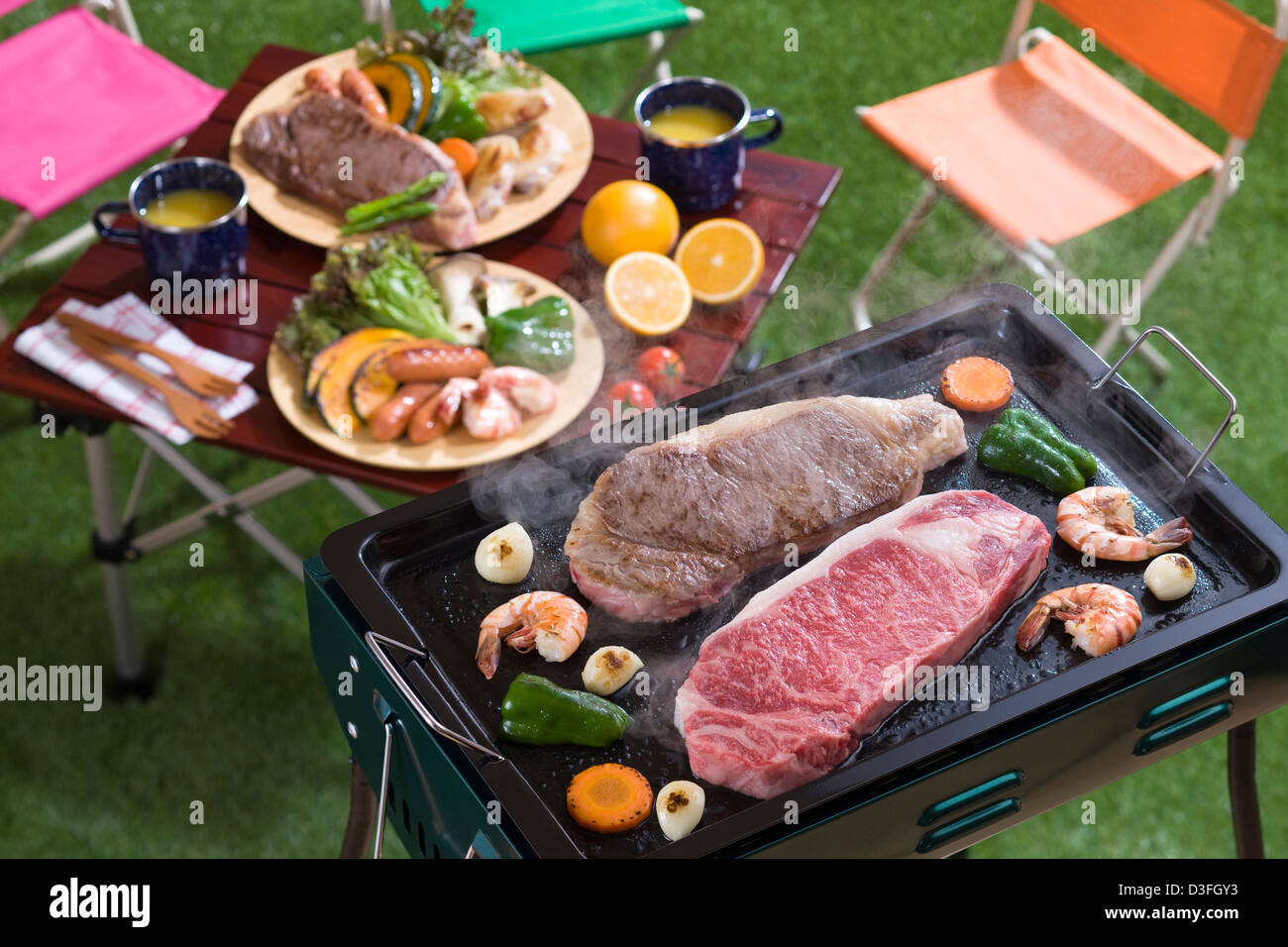 Steak et de légumes grillées sur barbecue Banque D'Images