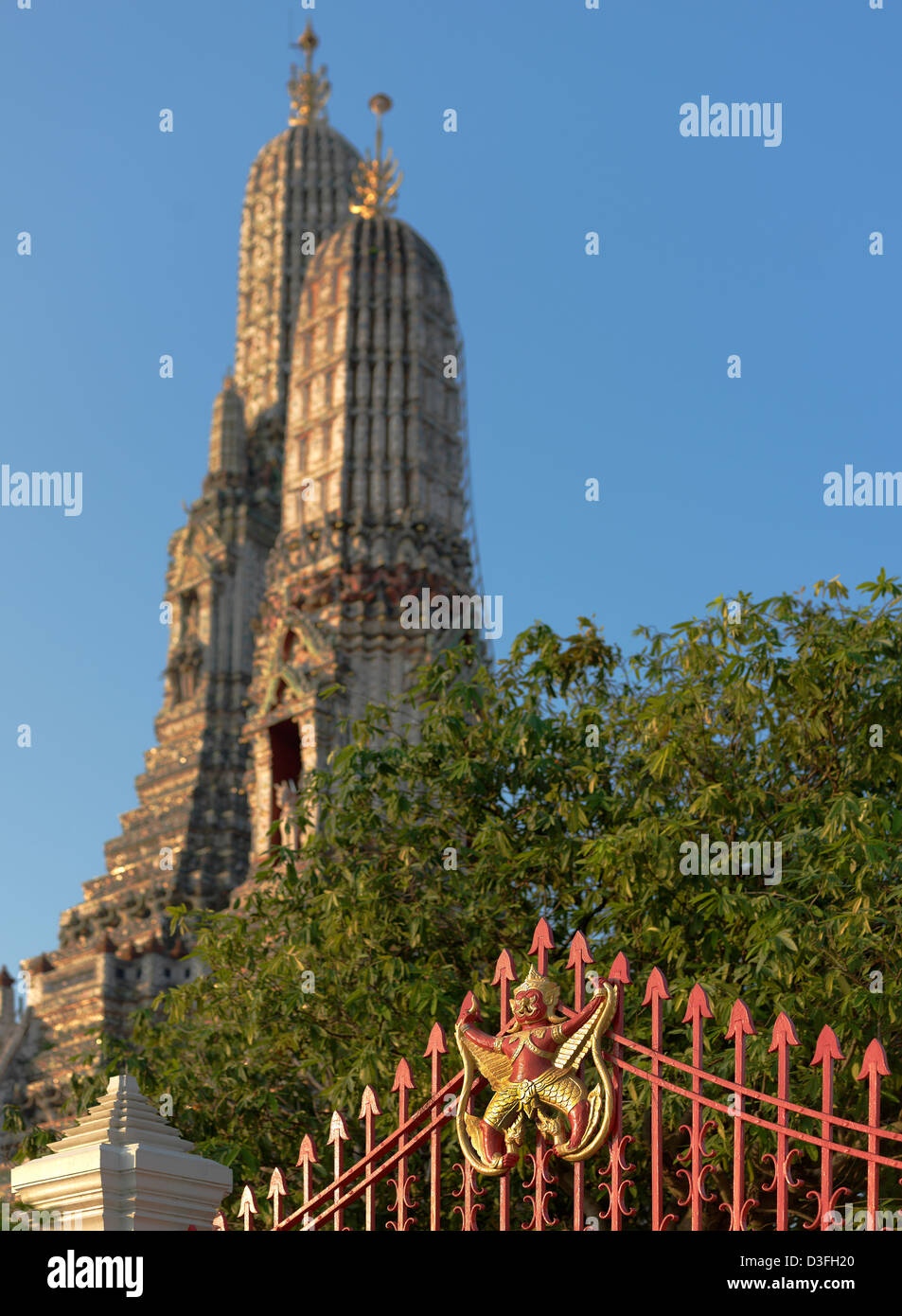 Prang principal avec le roi Rama II joint. Wat Arun. Bangkok. Thaïlande Banque D'Images