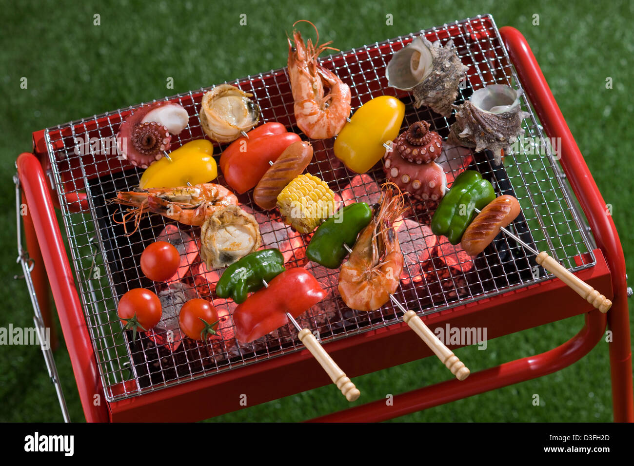 Brochette de fruits de mer et de légumes grillées sur barbecue Banque D'Images