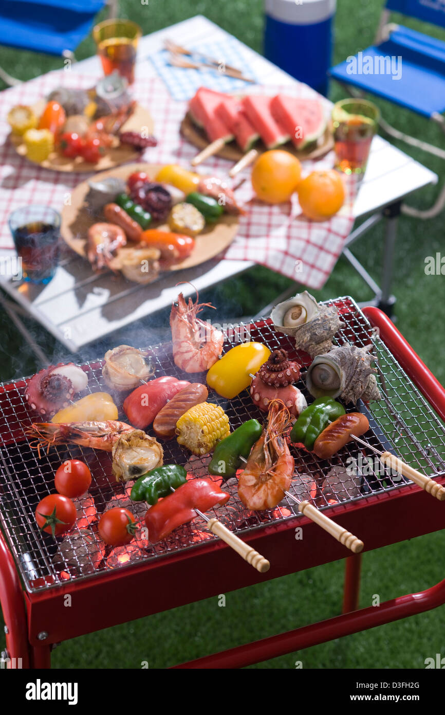 Brochette de fruits de mer et de légumes grillées sur barbecue Banque D'Images