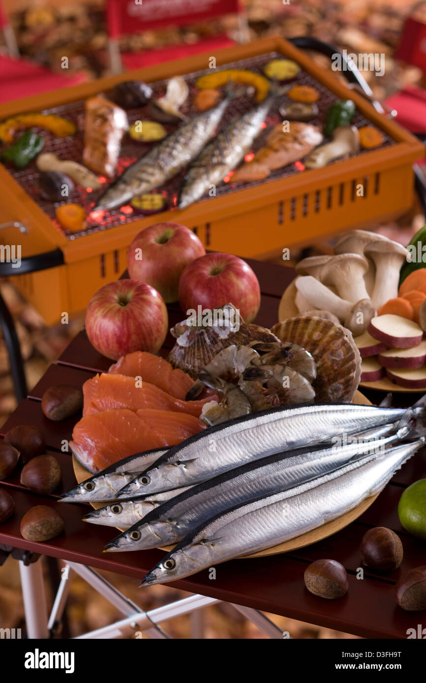 Les fruits de mer, légumes et fruits sur table pour un barbecue en automne Banque D'Images