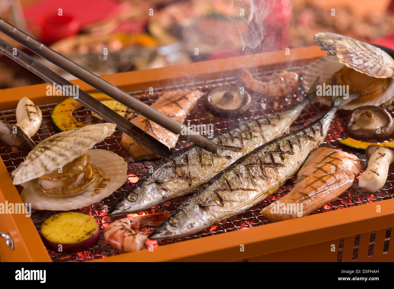 Fruits de mer grillés sur la grille du barbecue en automne Banque D'Images