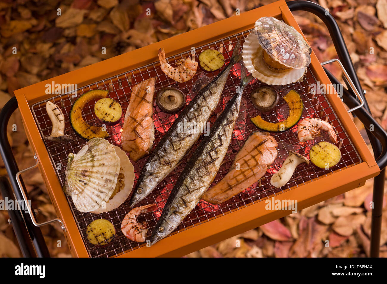 Fruits de mer grillés sur la grille du barbecue en automne Banque D'Images