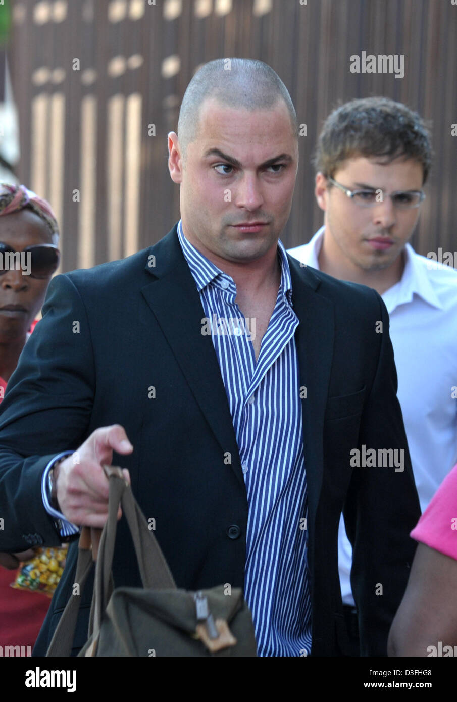 Pretoria, Afrique du Sud. 19 février 2013. Le frère d'Oscar Pistorius Carl Pistorius arrivant au Tribunal d'instance de Pretoria pour l'audience de son frère à Pretoria, Afrique du Sud. Pistorius est qui est accusé d'avoir assassiné sa petite amie Reeva Steenkamp, dans sa maison de bois d'argent est qui se présentent au tribunal pour son cautionnement. Photo par Gallo Images / Foto24 Dlangamandla / Felix/Alamy Live News Banque D'Images