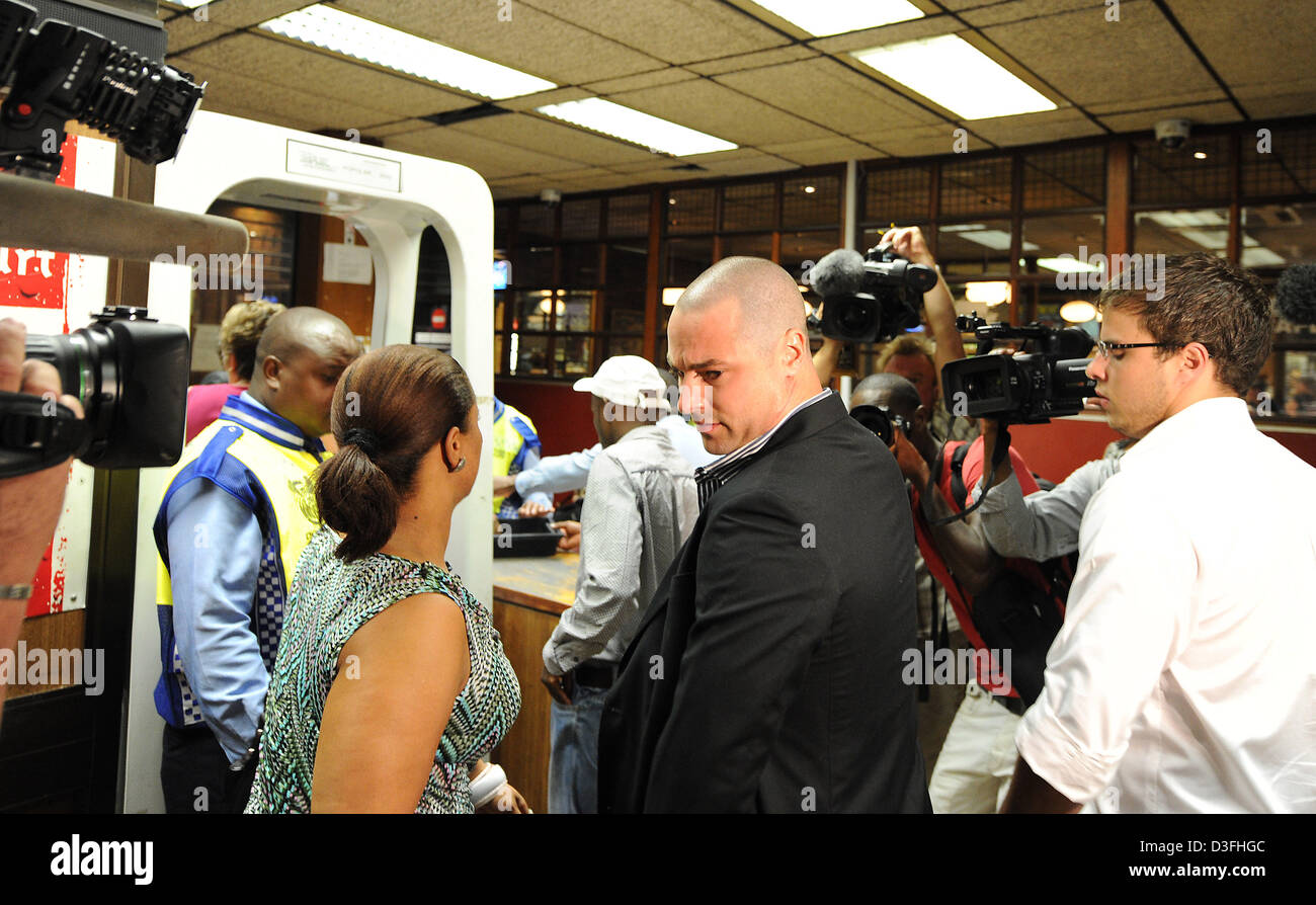 Pretoria, Afrique du Sud. 19 février 2013. Le frère d'Oscar Pistorius Carl Pistorius arrivant au Tribunal d'instance de Pretoria pour l'audience de son frère à Pretoria, Afrique du Sud. Pistorius est qui est accusé d'avoir assassiné sa petite amie Reeva Steenkamp, dans sa maison de bois d'argent est qui se présentent au tribunal pour son cautionnement. Photo par Gallo Images / Foto24 Dlangamandla / Felix/Alamy Live News Banque D'Images