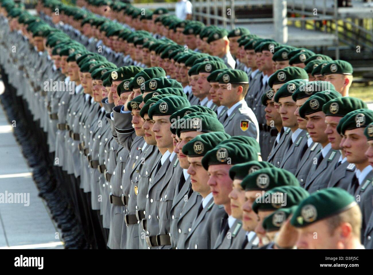 (Afp) - Des recrues de la Bundeswehr (armée allemande) dans le fichier afin de prendre un serment à Berlin, 20 juillet 2003. Le jour du 25e anniversaire de la tentative d'assassinastion sur Hitler le 20 juillet 1944, 250 recrues du 7e régiment a pris un serment public de l'Office allemand de la Défense. Minestry Le ministre allemand de la Défense, frappé assister à la cérémonie. Banque D'Images