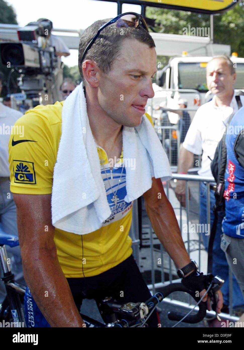 Afp le cycliste americain et l avant coureur du Tour Lance Armstrong L l equipe US Postal Service Berry Floor a un towl accroche autour de son cou et semble epuise apres son arrivee a