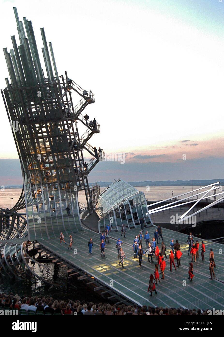 (Afp) - Les musiciens et artistes de répéter une scène de la comédie musicale "West Side Story" au cours de la répétition générale à une scène musicale en plein air dans la région de Bregenz, Allemagne, 11 juillet 2003. Le musical est le clou à la 58e Festival de Bregenz et sera présenté à partir du 17 juillet jusqu'au 19 août 2003. Banque D'Images