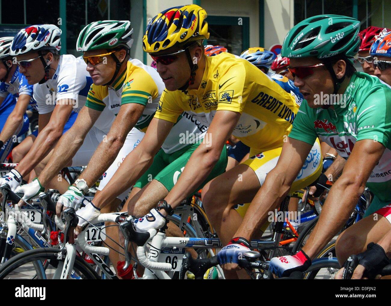 (Afp) - une ligne de cyclistes australiens est photographié avant la troisième étape du Tour de France, le 8 juillet 2003 : (L-R) Baden Cooke de Team FDJeux, Stuart O'Grady de l'équipe Crédit Agricole, Bradley McGee de FDJeux avec le maillot jaune, et Robbie McEwen de l'équipe Lotto-Domo avec le maillot vert. La troisième étape conduit de Charleville-mézières à Saint Dizier sur une distance de 167,5 km. Banque D'Images