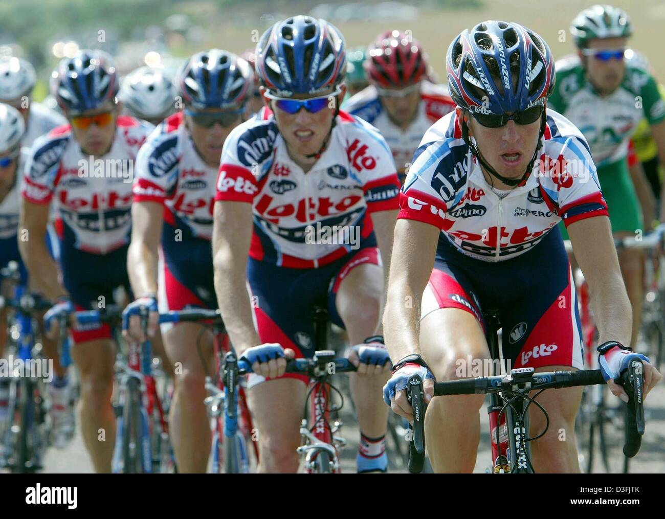 (Afp) - Les cyclistes de l'équipe Lotto-Domo, (de) R : Rik Verbrugghe Belge, Christophe Brandt, le néerlandais Koos Moerenhout et Leon Van Bon course pendant la deuxième étape du Tour de France cycliste à partir de la Ferté-sous-Jouarre à Sedan, France, 7 juillet 2003. Banque D'Images